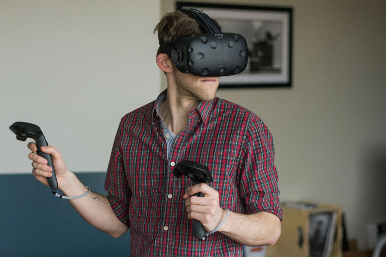 a person exemplifying vr accessibility for vestibular conditions by turning head only slightly